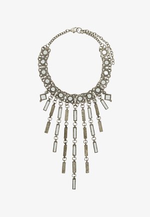 Metalowa naszyjnik z okrągłymi i prostokątnymi akcentami. Posiada łańcuszek w kolorze srebrnym oraz zwisające elementy geometryczne.