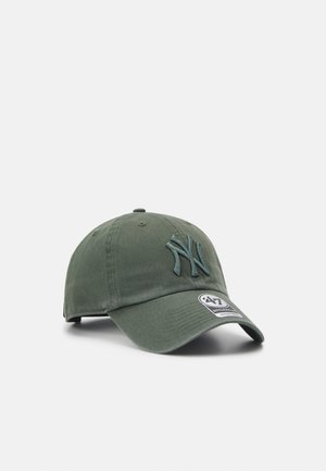 Zielona czapka baseballowa z ciemnym haftowanym logo NY i białą naklejką '47 Clean Up' na zakrzywionym daszku, pokazana na jednolitym białym tle.