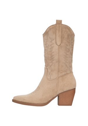 Beżowe zamszowe kowbojki z ostrym noskiem, wysoką cholewką i dekoracyjnym przeszyciem. Posiadają słupkowy drewniany obcas oraz pętelkę do zakupu na górze.