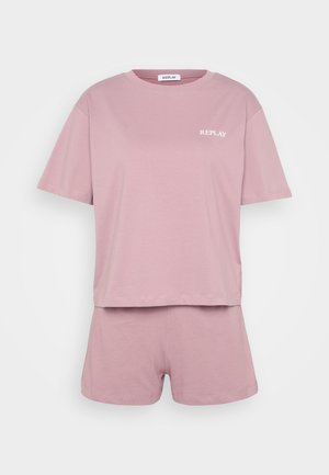 Set di abbigliamento loungewear in cotone rosa, composto da una t-shirt a maniche corte e dal taglio ampio con orlo arrotondato, abbinata a pantaloni corti coordinati. Logo "REPLAY" in bianco.