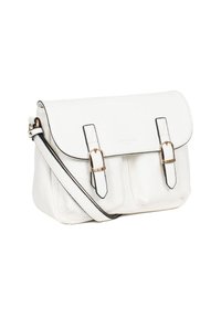 Borsa a tracolla in finta pelle bianca con chiusura a pattina, dotata di hardware dorato, due tasche frontali e dettagli in tinta nera.