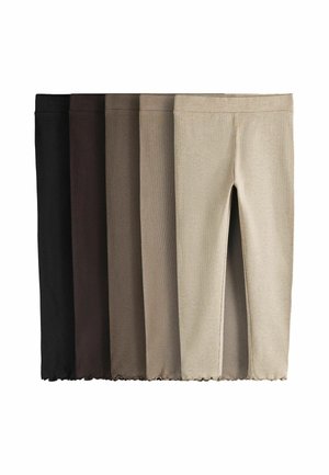 Fem par ribbede leggings i beige, lysebrun, mellembrun, mørkebrun og sort, arrangeret side om side.