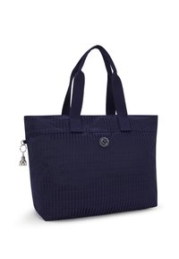 Borsa a spalla blu navy con strisce testurizzate, manici scuri, charm decorativo e emblema del logo. Realizzata in tessuto resistente, adatta all'uso quotidiano.