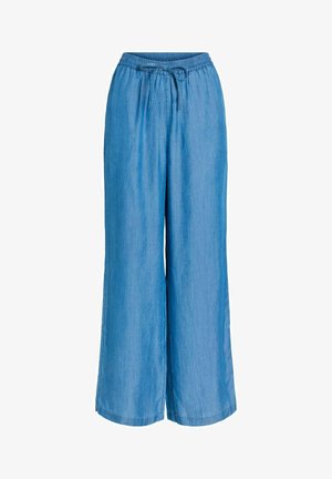 Jasnoniebieskie spodnie o szerokich nogawkach z elastycznym pasem i sznurkiem z przodu, wykonane z miękkiego materiału przypominającego dżins, prezentowane na białym tle.