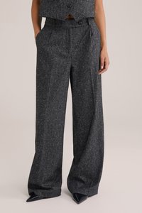 Kõrge vöökohaga, laiad püksid tumehallist lõngast, millel on peenelt täpikline tekstuur. Omab kahte esi-taskut ja nööpkinnitust.