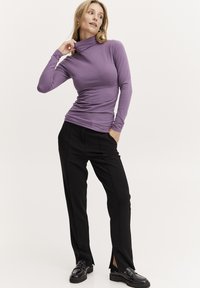 b.young PAMILA ROLL NECK - Camiseta de manga larga - grape jam