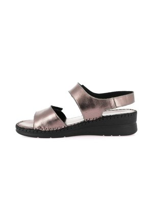Sandalo metallizzato in oro rosa con punta aperta, due cinturini, suola imbottita nera e chiusura con cinturino a strappo alla caviglia.