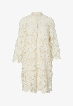 Kremfarvet blomsterblondekjole med trekvartærmer, høj krave og knapper ned foran.