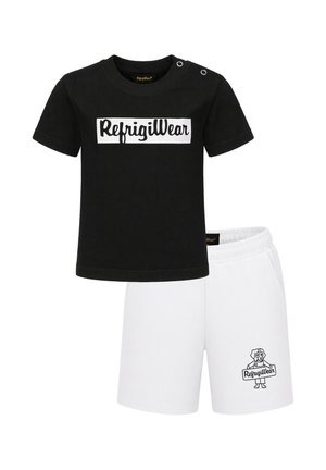 Maglietta nera a maniche corte con la scritta "RefrigiWear" e pantaloncini bianchi con elastico in vita, con grafica di un cane che tiene un cartello RefrigiWear.