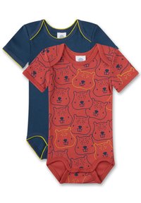 Zwei Babystrampler: einer in Marineblau mit gelben Akzenten, der andere in Koralle mit einem sich wiederholenden Bärenmuster. Beide haben kurze Ärmel und Druckknopfverschlüsse.