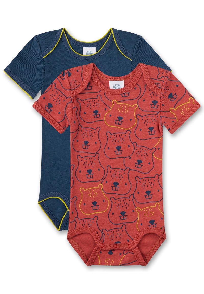 Zwei Babystrampler: einer in Marineblau mit gelben Akzenten, der andere in Koralle mit einem sich wiederholenden Bärenmuster. Beide haben kurze Ärmel und Druckknopfverschlüsse.