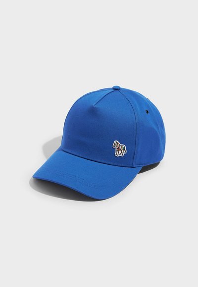 Kék baseballsapka ívelt háttal; sima anyagból készült. Elöl egy kis, színes ló hímzés található.