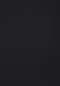 Črn pleten material z gladko teksturo, ki vsebuje rebrast vzorec po celotni površini. Ni vidnih šivov ali okrasnih elementov.