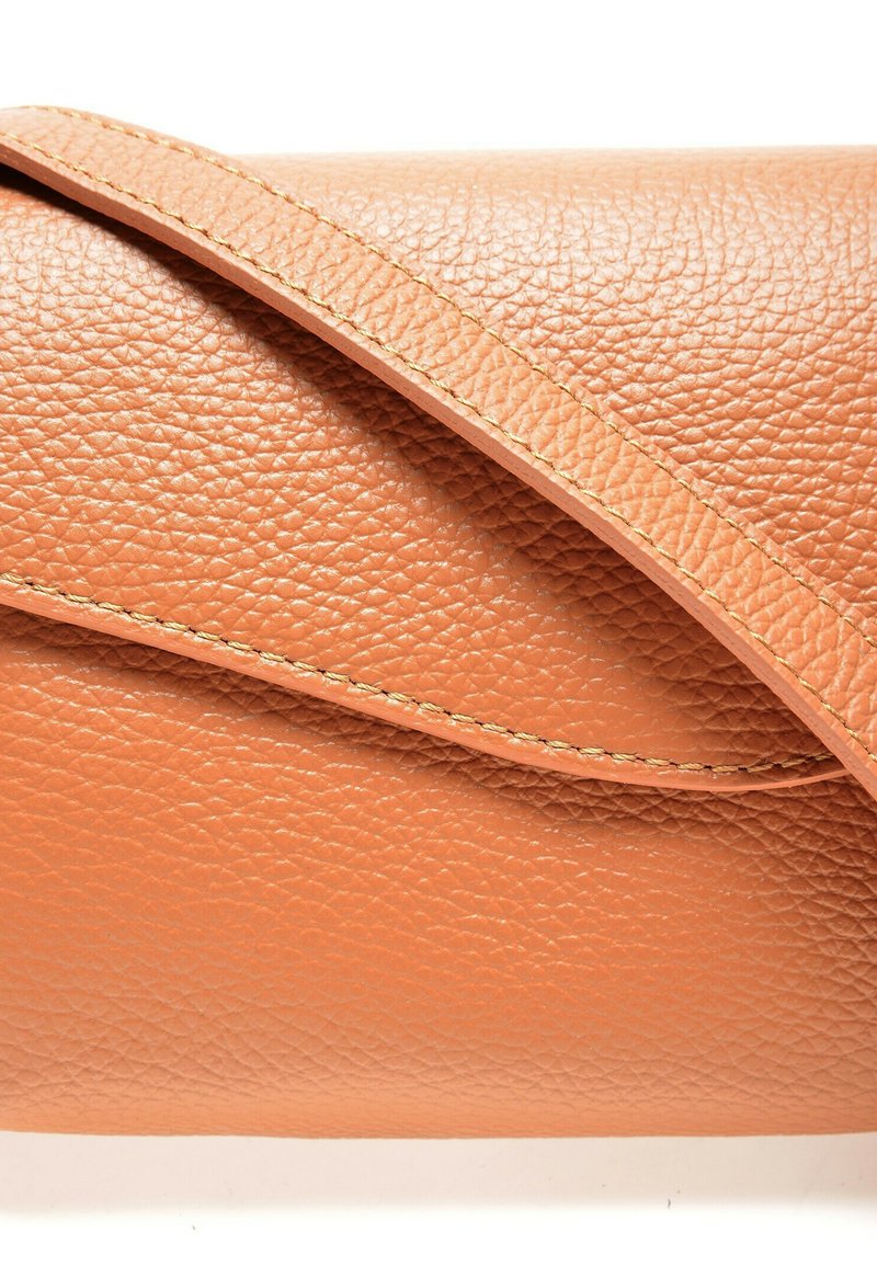 Damen Taschen | Renata Corsi Umhängetasche cognac - PO24135 Damen Taschen | Renata Corsi Umhängetasche cognac - PO24135