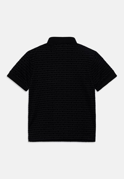 Polo shirt nera con un motivo tessuto e dettagli del logo ripetuti. Maniche corte e design della classica colletto.