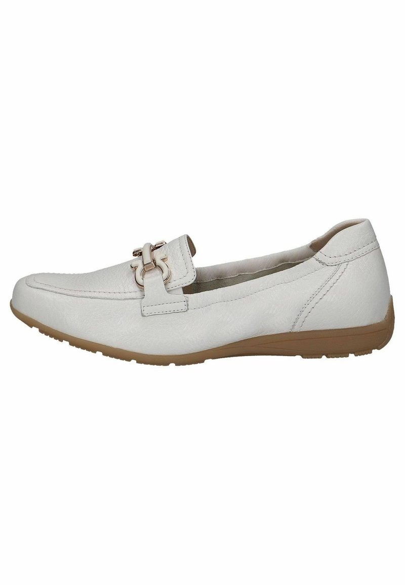 Baltas loafers, izgatavoti no teksturēta materiāla ar khaki gumijas zoli. Piedāvā dekoratīvu metālisku sprādzi priekšpusē.