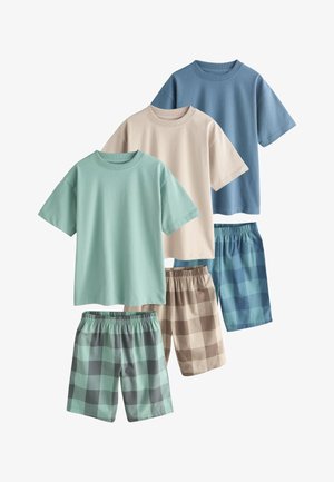 Ensemble de trois t-shirts à manches courtes en bleu, beige et vert menthe, associés à des shorts à carreaux assortis dans des couleurs coordonnées.