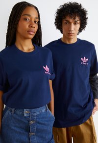 adidas Originals JAPAN - Nyomott mintás póló - night indigo