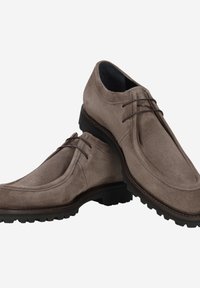 Chaussures en daim gris avec une texture lisse, bout arrondi et coutures minimales. Semelle en caoutchouc noire avec crampons pour une bonne adhérence. Design à lacets.