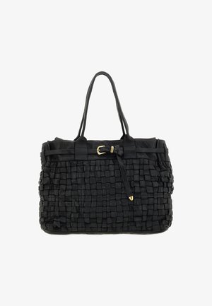 Borsa intrecciata nera realizzata in materiale testurizzato. Presenta doppi manici, un dettaglio con fibbia e un ampio scomparto principale.