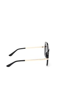 Gafas de sol negras con montura rectangular, acentos de metal dorado en las patillas y puntas de goma negra en los brazos.