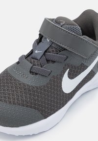 Nike Performance NIKE REVOLUTION 6 (TDV) - Sapatos para corrida em estrada - iron grey/white/smoke grey