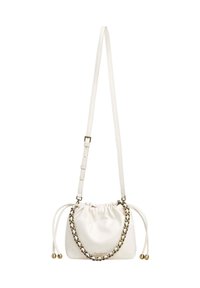 Valkoinen nahkainen narukiristyslaukku, jossa kultainen ketjusomiste ja säädettävä hihna. Sileä pinta, pyöreä muoto ja kultasävyiset metalliosat.