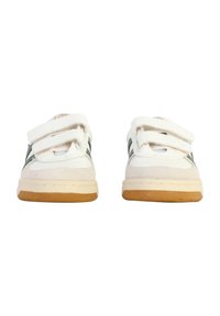 Zapatillas blancas con acentos de ante beige, rayas verdes y correas de Velcro. Suelas de goma con un acabado texturizado de goma. Diseño limpio y minimalista.