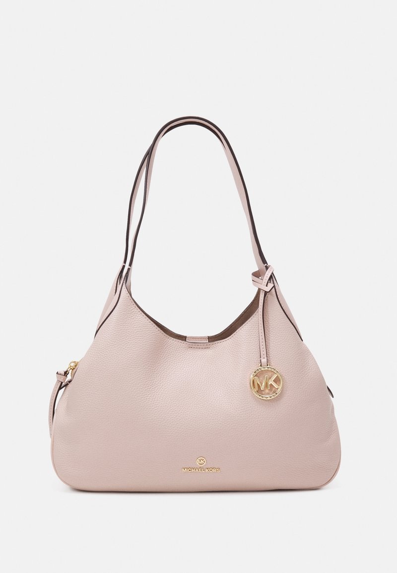 Sac à main en cuir rose clair Michael Kors avec double bandoulière et pendentif logo MK doré suspendu sur le côté, sur fond blanc.