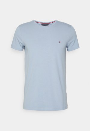 Lichtblauw T-shirt met korte mouwen en ronde hals, met klein Tommy Hilfiger-logo op de linkerborst en gebrande binnenkraagband.