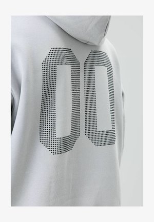 Grijze hoodie met een groot zwart gestippeld nummer "00" op de achterkant gedrukt. Zacht stof met een gladde textuur, verstelbare capuchon.