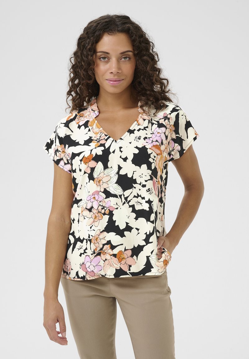Cvetlična bluzica s V-izrezom in kratkimi rokavi, izdelana iz lahkotnega materiala. Ima črno ozadje s pisano cvetličnimi vzorci in žepi.