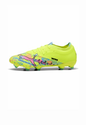 Neongelber Puma Fußballschuh mit mehrfarbigem grafischem Design, pinkem Puma-Logo, Schnürsenkeln und geformten Stollen für das Spiel auf festem Boden.