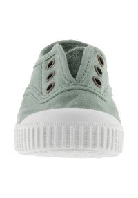 Sneaker verde in tela con punta rotonda, suola in gomma bianca e occhielli in metallo. Tomaia testurizzata e design a profilo basso.