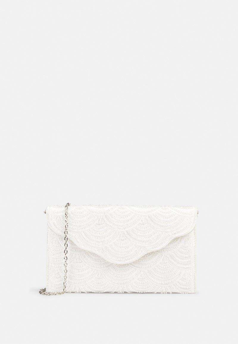 Pochette blanche avec motif festonné, en tissu texturé. Dotée d'une bandoulière en chaîne argentée et d'une fermeture à rabat.