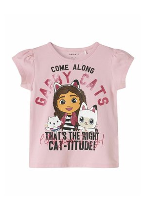 T-shirt à manches courtes rose avec des personnages de dessin animé portant des accessoires pour chats, du texte en gras et des accents brillants ; tissu en coton doux.