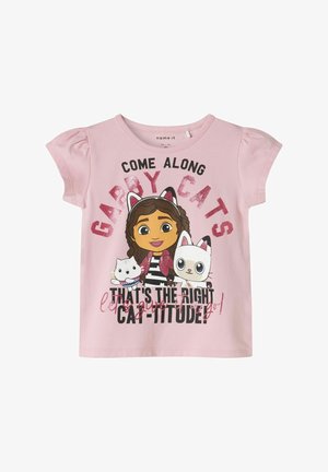 Roze t-shirt met korte mouwen, versierd met cartoonfiguren met kattenaccessoires, vetgedrukte tekst en glinsterende accenten; gemaakt van zachte katoen.