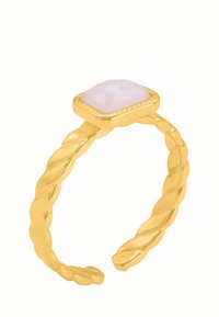 Gouden gedraaide ring met een facetted rechthoekige roze steen, gezet in een gladde zetting. Minimalistisch ontwerp met een gepolijste afwerking.