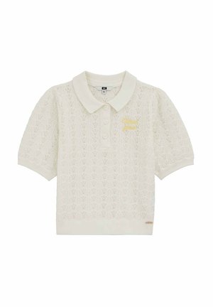 Biele pletené polo tričko s krátkym rukávom a textúrovaným vzorom, tromi gombíkmi, špicatým golierom a žltým vyšívaným textom na hrudi.