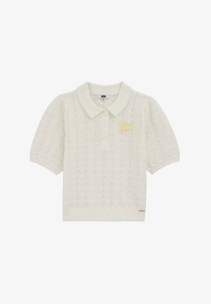 Baltas trumpomis rankovėmis megztas polo marškinėliai su faktūrine tekstūra, trys mygtukai, smailus apykaklė ir geltonai išsiuvinėtas tekstas ant krūtinės.