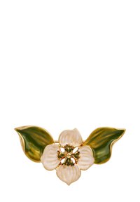 Aukso tonas gėlių segė su baltojo pétalo emaliu, žaliais lapais ir žaliais karoliukų akcentais centre, blizgiu paviršiumi ir išsamiu tekstūriškumu.