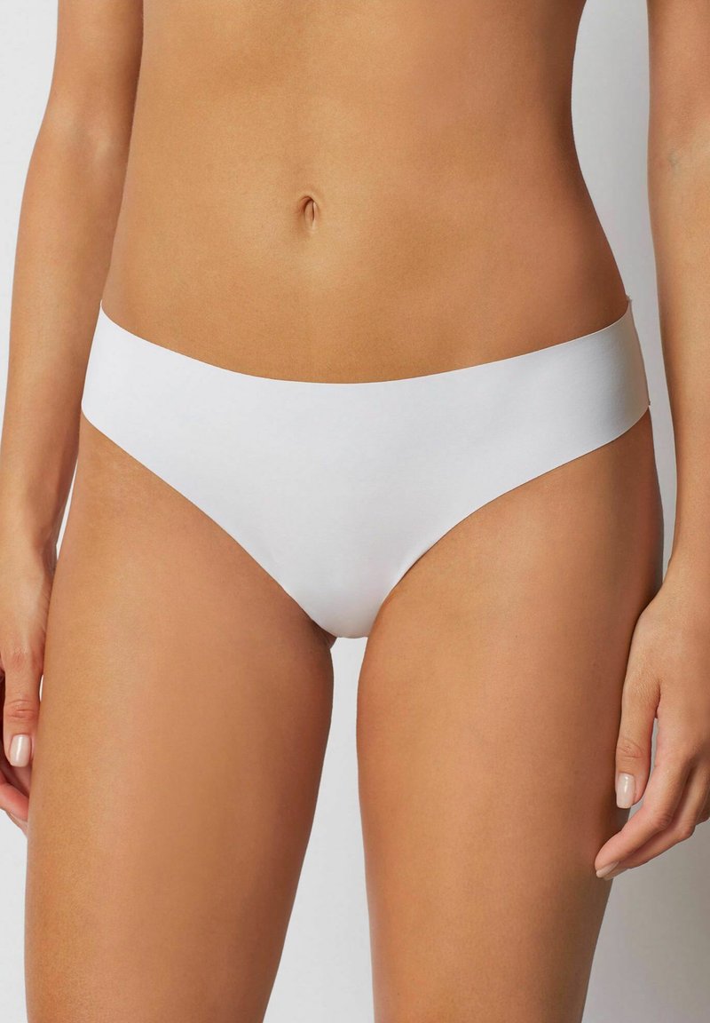 Mutande bikini bianche realizzate in un tessuto liscio ed elastico. Presentano un taglio basso e una cintura elastica ampia per una vestibilità confortevole.