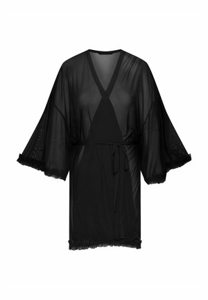 Czarny, przezroczysty kimono z krótkimi, szerokimi rękawami, dekoltem w kształcie litery V, paskiem w talii oraz falbaniastym wykończeniem rękawów i dołu. Lekki materiał.