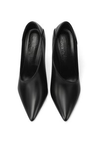 Scarpe con tacco alto nere a punta realizzate in pelle liscia, dal design elegante e con apertura sul retro, che presentano un logo discreto sulla soletta.