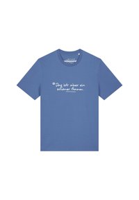 Blaues Baumwoll-T-Shirt mit kurzen Ärmeln und rundem Halsausschnitt. Es hat weißen Text, der lautet: "Das ist aber ein schöner Baum."