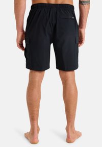 Čierne cargo šortky s elastickým pásom, bočnými vreckami a zadným vreckom. Vyrobené z ľahkej látky s hladkou textúrou.