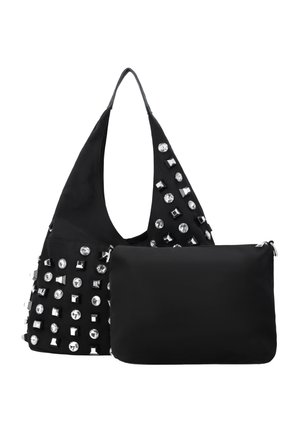 Sort skuldertaske med sølv- og klare stenlignende nitter, ledsaget af en almindelig sort lynlåspung foran.