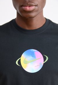 Nike Sportswear TEE COSMIC - Print T-shirt - black