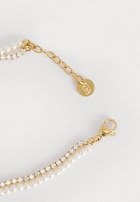 Bracciale dorato con due file: una di perle e una di gemme trasparenti, dotato di chiusura a moschettone e catena di estensione per la regolazione.