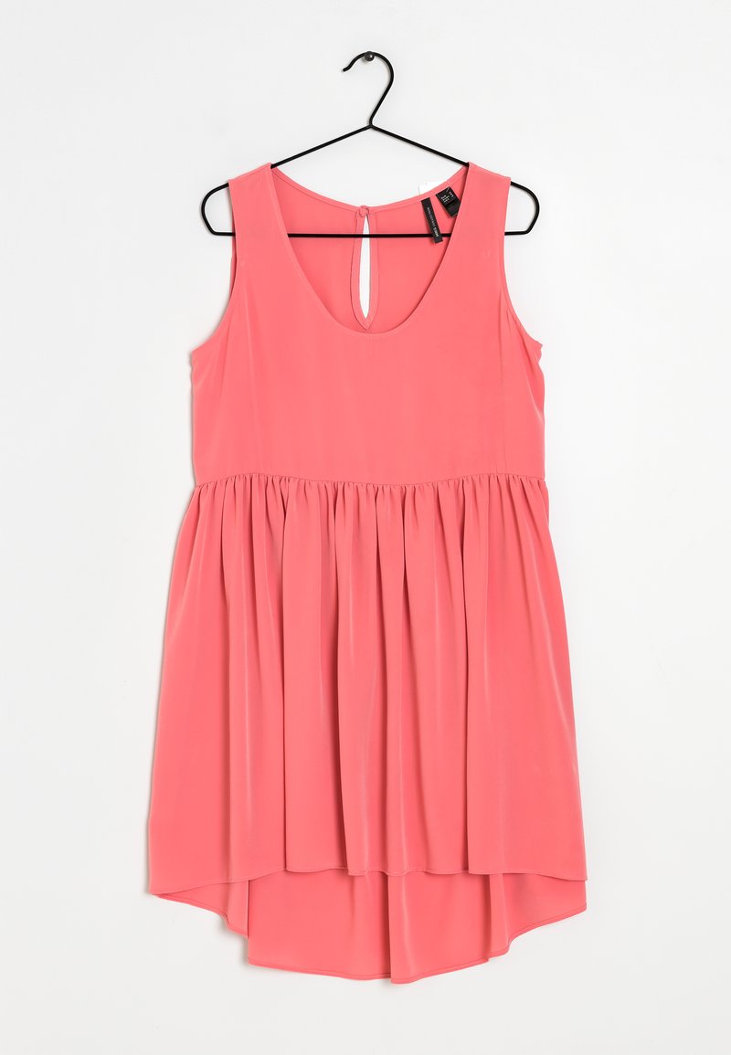 Korallipinkki topitön mekko, jossa on pyöreä kaula-aukko, rypytetty vyötärö ja valuva helma, jossa on avainreikäyksityiskohta selässä.